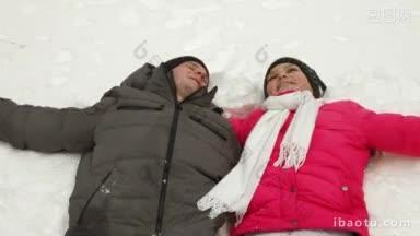 十几岁的情侣在雪和冬天享受